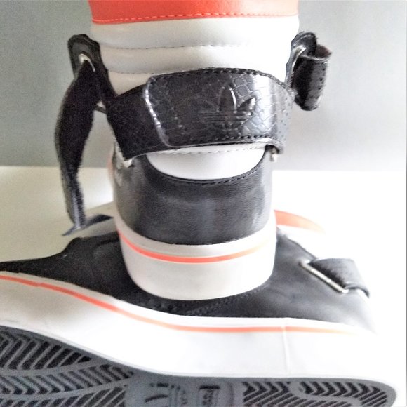 Athletic_Shoes